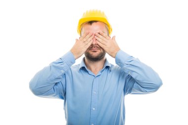 Gözleri kör jest boşaltmak reklam alan beyaz zemin üzerine izole gibi kapsayan Sarı kask ile genç mimar portresi