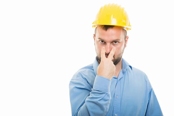 Retrato Del Joven Arquitecto Con Casco Amarillo Que Muestra Mirada — Foto de Stock