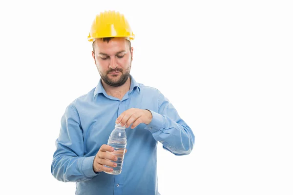 Retrato Del Joven Arquitecto Con Casco Amarillo Abriendo Una Botella — Foto de Stock