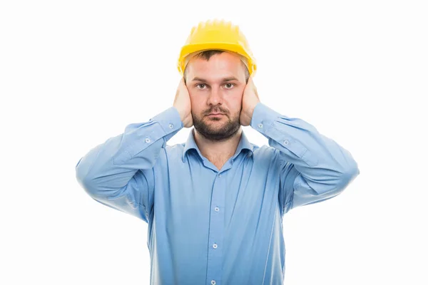Портрет Молодого Архитектора Желтым Шлемом Закрывающим Уши Глухой Жест Изолированный — стоковое фото