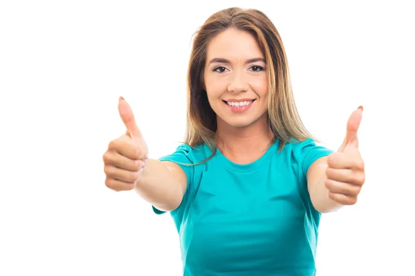 T恤衫的年轻漂亮女孩的肖像显示两个拇指向上的手势在白色背景下与 Copyspace 广告区隔离 — 图库照片