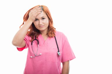Baş ağrısı jest boşaltmak reklam alan beyaz zemin üzerine izole gösterilen stetoskop ile genç kadın doktor portresi