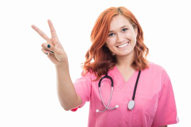 Zafer gösterilen stetoskop ile genç kadın doktor portresi jest izole üzerinde beyaz arka plan ile boşaltmak reklam alanı