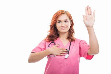 Yemin gösterilen stetoskop ile genç kadın doktor portresi jest izole üzerinde beyaz arka plan ile boşaltmak reklam alanı