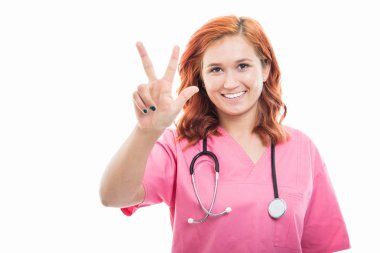 Genç kadın doktor ile stetoskop gösteren sayı üç parmaklı boşaltmak reklam alan beyaz zemin üzerine izole portresi