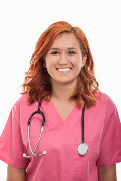 Porträtt Ung Kvinnlig Läkare Med Stetoskop Stående Isolerad Vit Bakgrund — Stockfoto