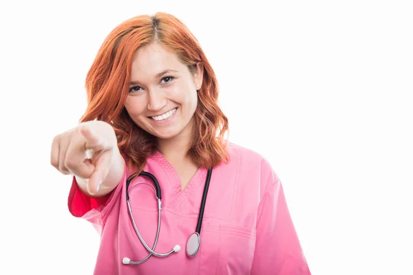 Retrato Una Joven Doctora Con Estetoscopio Apuntando Con Dedo Aislado —  Fotos de Stock