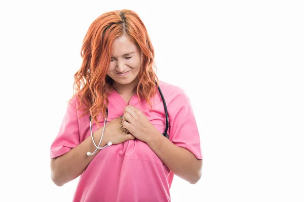 Göğüs Ağrısı Gösterilen Stetoskop Ile Genç Kadın Doktor Portresi Jest — Stok fotoğraf