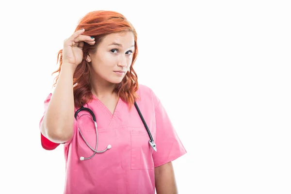 Retrato Una Joven Doctora Con Estetoscopio Que Muestra Que Puede —  Fotos de Stock