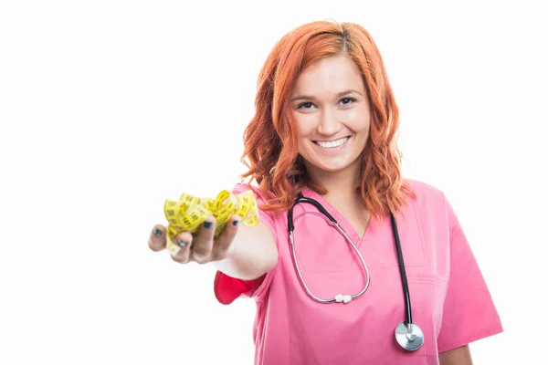 Retrato Una Joven Doctora Con Estetoscopio Sujetando Cinta Métrica Amarilla —  Fotos de Stock