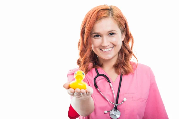 Porträt Einer Jungen Ärztin Mit Stethoskop Das Gelbe Entenspielzeug Isoliert — Stockfoto
