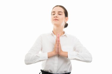 Dua eden jest kopyalama alanı reklam alanı ile beyaz arka plan üzerinde izole gösterilen genç güzel iş kadın portresi