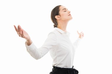 Kopyalama alanı reklam alanı ile beyaz arka plan üzerinde izole kollarını açarak duran genç güzel iş kadın yan görünüm