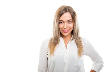 Kopyalama alanı reklam alanı ile beyaz arka plan üzerinde izole seyir seksi ve gülümseyerek poz güzel iş kadın portresi