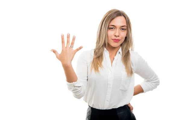 Νέοι Όμορφο Business Γυναίκα Δείχνει Αριθμό Πέντε Χειρονομία Κοιτάζοντας Προς — Φωτογραφία Αρχείου