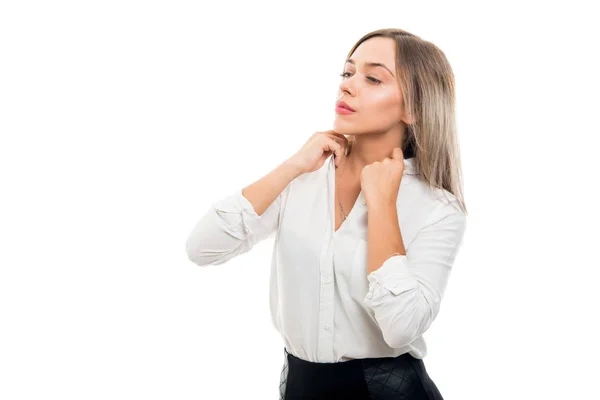 Porträt Der Schönen Geschäftsfrau Anordnung Hemd Isoliert Auf Weißem Hintergrund — Stockfoto