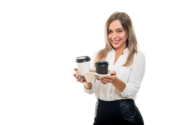 Joven Mujer Negocios Bonita Sosteniendo Tazas Café Para Sonriendo Aislado —  Fotos de Stock