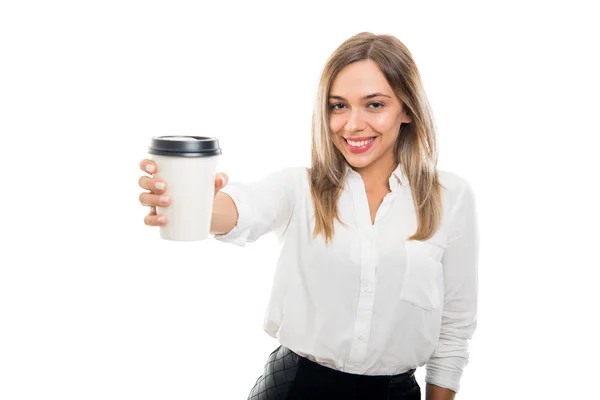 Retrato Una Hermosa Mujer Negocios Entregando Taza Café Para Llevar —  Fotos de Stock