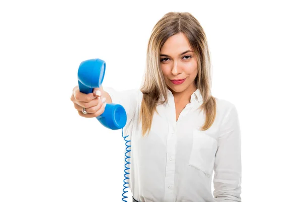 Mooie Zakenvrouw Overhandigen Blauwe Telefoonhoorn Witte Achtergrond Met Kopieergebied Ruimte — Stockfoto