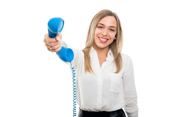 Mooie Zakenvrouw Overhandigen Blauwe Telefoonhoorn Glimlachend Witte Achtergrond Met Kopieergebied — Stockfoto