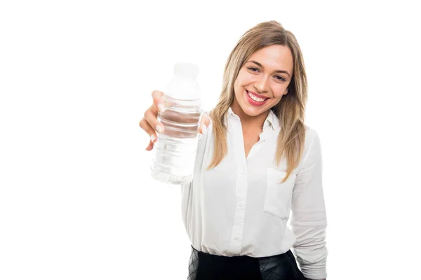 コピー領域の広告に白い背景に分離された水のボトルを提供している美しい女性の肖像画 — ストック写真
