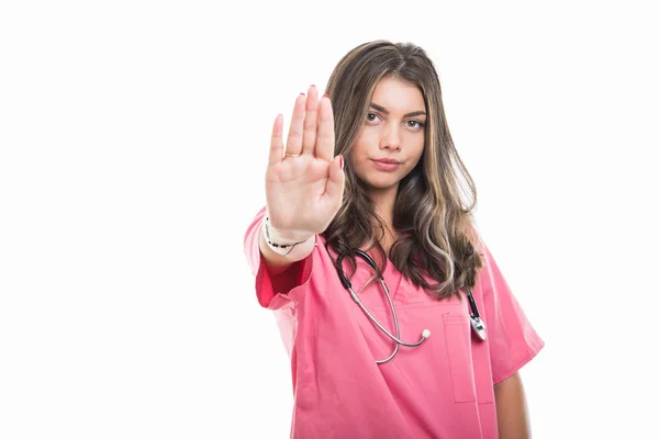 Ritratto Bel Giovane Medico Che Indossa Scrub Mostrando Gesto Stop — Foto Stock