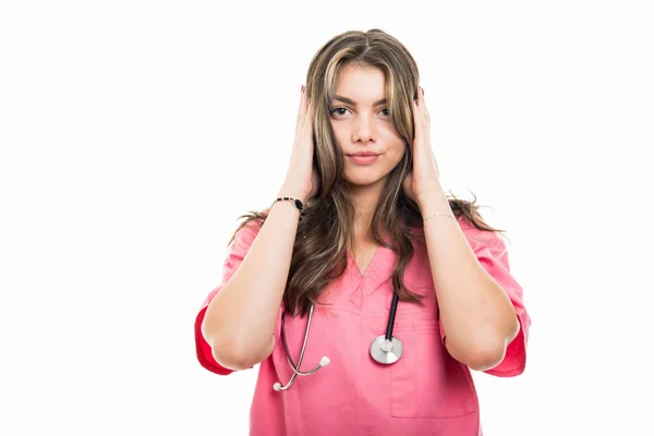 Retrato Hermoso Médico Joven Cubriendo Orejas Como Concepto Sordo Aislado —  Fotos de Stock