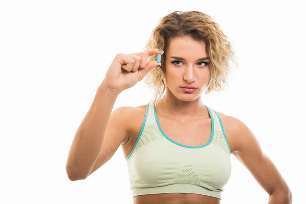 Retrato Hermosa Chica Joven Forma Mirando Una Píldora Aislada Sobre —  Fotos de Stock