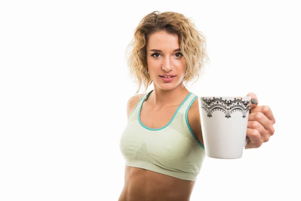 Retrato Una Hermosa Chica Joven Forma Que Ofrece Taza Café —  Fotos de Stock