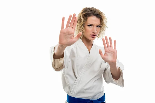 Ritratto Donna Che Indossa Uniforme Delle Arti Marziali Facendo Gesto — Foto Stock