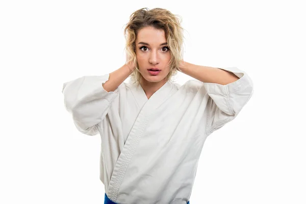 Retrato Mulher Vestindo Uniforme Artes Marciais Cobrindo Orelhas Como Gesto — Fotografia de Stock