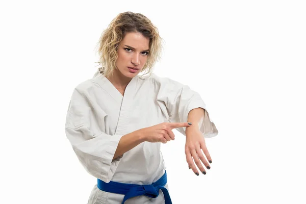 Retrato Mujer Con Uniforme Artes Marciales Que Muestra Reloj Pulsera — Foto de Stock