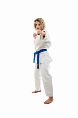 Dövüş sanatları karate izole üzerinde beyaz arka plan hareket yapma üniforma giyen erkek