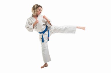 Dövüş sanatları karate izole üzerinde beyaz arka plan hareket yapma üniforma giyen erkek