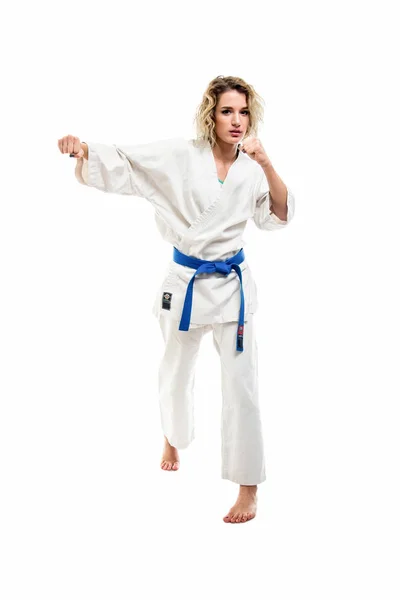 Donna Che Indossa Arti Marziali Uniforme Rendendo Mossa Karate Isolato — Foto Stock