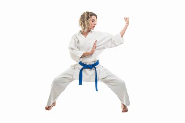 Tam vücut kadın yapma savaş sanatları poz izole kopyalama alanı reklam alanı ile beyaz arka plan üzerinde beyaz kıyafeti giymiş