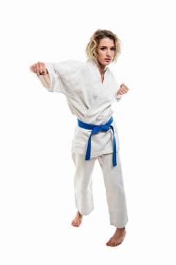 Dövüş sanatları karate yumruğu ile hareket yapma üniforma giyen erkek beyaz arka plan üzerinde izole
