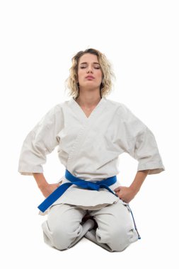 Beyaz arka plan üzerinde izole kıyafet dövüş sanatları dinlenme giyen kadın tam vücut