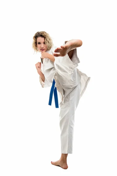 Feminino Vestindo Uniforme Artes Marciais Fazendo Movimento Karatê Isolado Fundo — Fotografia de Stock