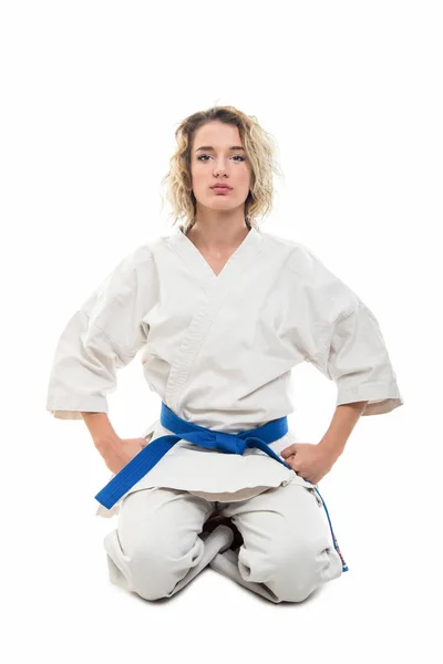 Hela Kroppen Kvinna Som Bär Martial Arts Outfit Vilar Isolerad — Stockfoto