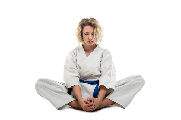 Hela Kroppen Kvinna Som Bär Martial Arts Outfit Stretching Muskler — Stockfoto