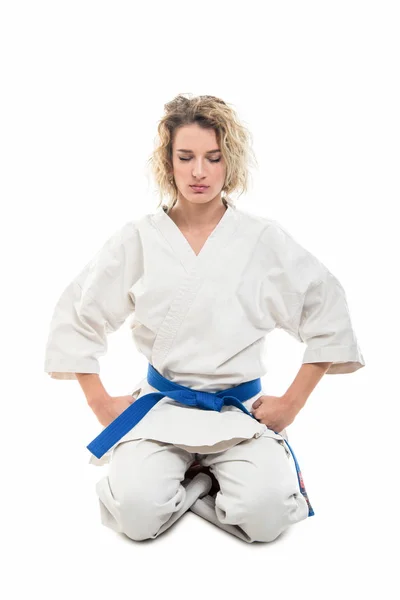 Hela Kroppen Kvinna Som Bär Martial Arts Outfit Vilar Isolerad — Stockfoto