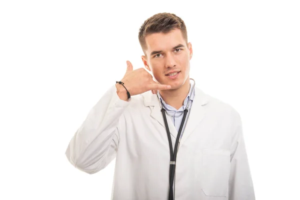 Retrato del joven médico guapo haciendo gesto de contacto —  Fotos de Stock