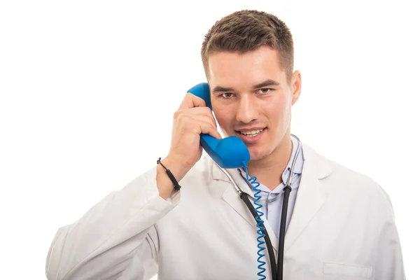 青い電話を保持している若いハンサムな医者の肖像画を受け取る — ストック写真