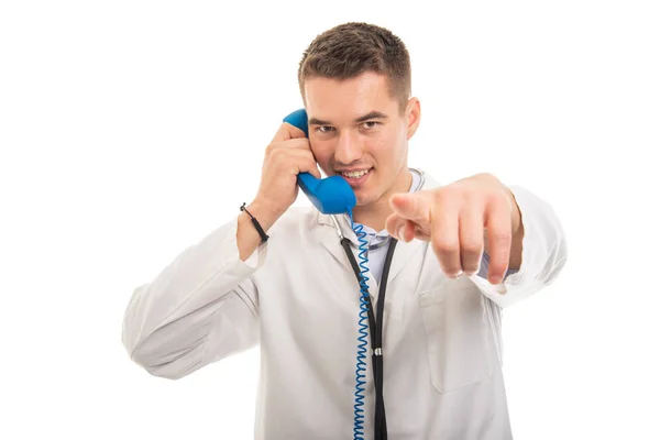 Portrét pohledný doktor drží telefonní sluchátko směřující — Stock fotografie