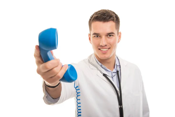Porträtt av ung stilig läkare lämnar blå telefon får — Stockfoto