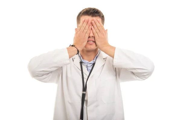 Retrato de un joven médico guapo cubriendo los ojos como un cono ciego —  Fotos de Stock