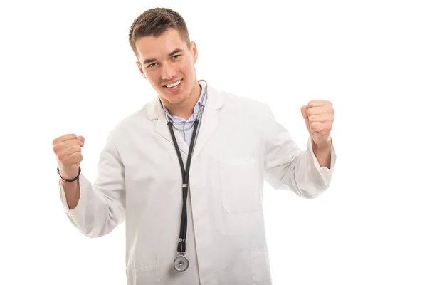 Портрет молодого красивого врача, делающего победный жест — стоковое фото