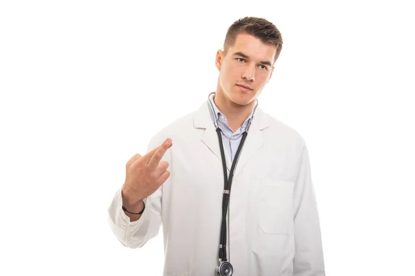 Porträtt av ung stilig läkare håller fingrarna korsade — Stockfoto