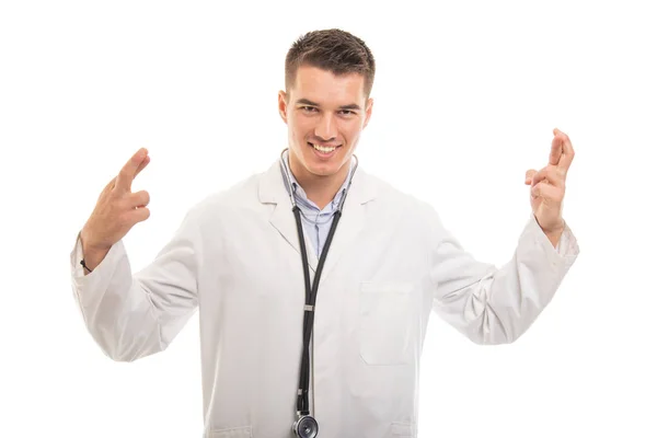 Retrato del joven médico guapo sosteniendo los dedos cruzados —  Fotos de Stock